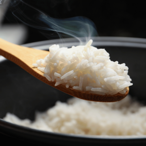 Como fazer arroz na panela elétrica: soltinho, fácil e gostoso